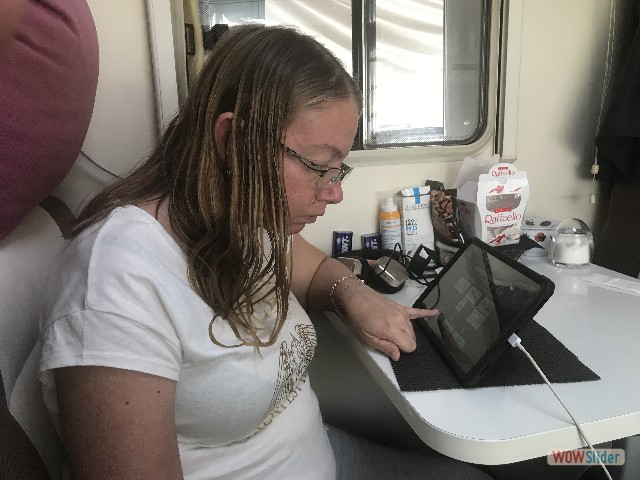 45_Isabelle sur sa tablette