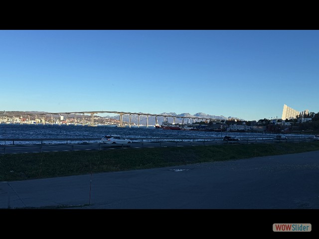 84_Tromso, pont et église