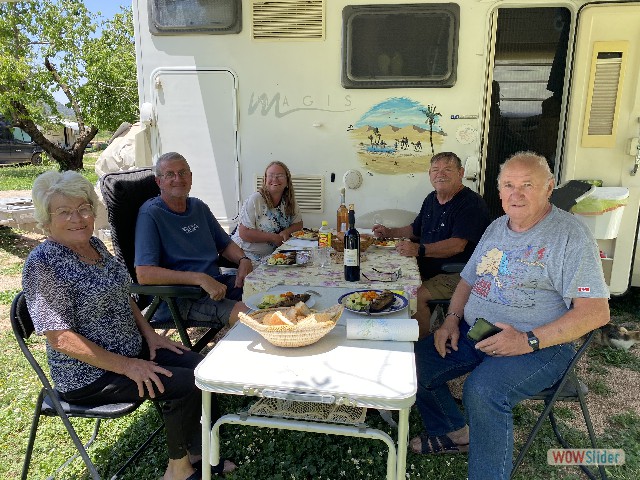 80_Azrou, devant une bonne truite 80_Azrou, devant une bonne truite