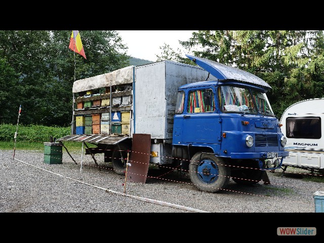 925_La route Transfăgărășan, apiculteur roulant 925_La route Transfăgărășan, apiculteur roulant